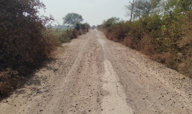 “विकास के दावों की पोल खोलती खैरागढ़–डोकराभाठा सड़क, 8 किमी का सफर बना ग्रामीणों के लिए रोज़ का खतरा”