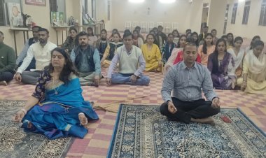 मकर संक्रांति पर इंदिरा कला संगीत विश्वविद्यालय में ध्यान संध्या, योग साधनाओं से साधकों को मिला आत्मिक अनुभव