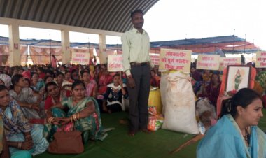 मध्यान्ह भोजन रसोईयों का आक्रोश: कलेक्टर दर मानदेय और स्थायित्व की मांग को लेकर नया रायपुर में धरना