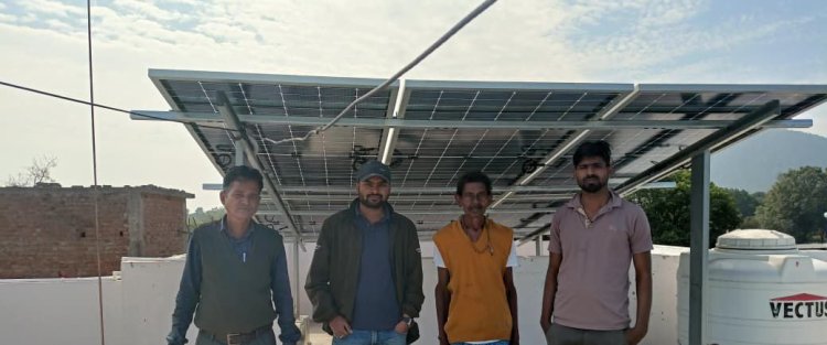 खैरागढ़ के सनडोंगरी में सौर क्रांति: बिजली बिल की टेंशन खत्म, अब धूप से चल रहे घर के पंखे और लाइट।