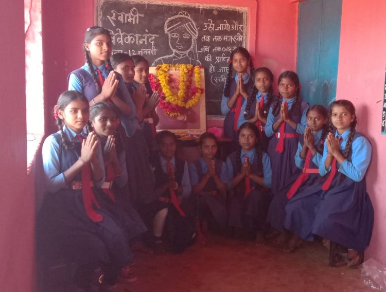 मिडिल स्कूल आमगांव में श्रद्धा से मनाई गई स्वामी विवेकानंद जयंती
