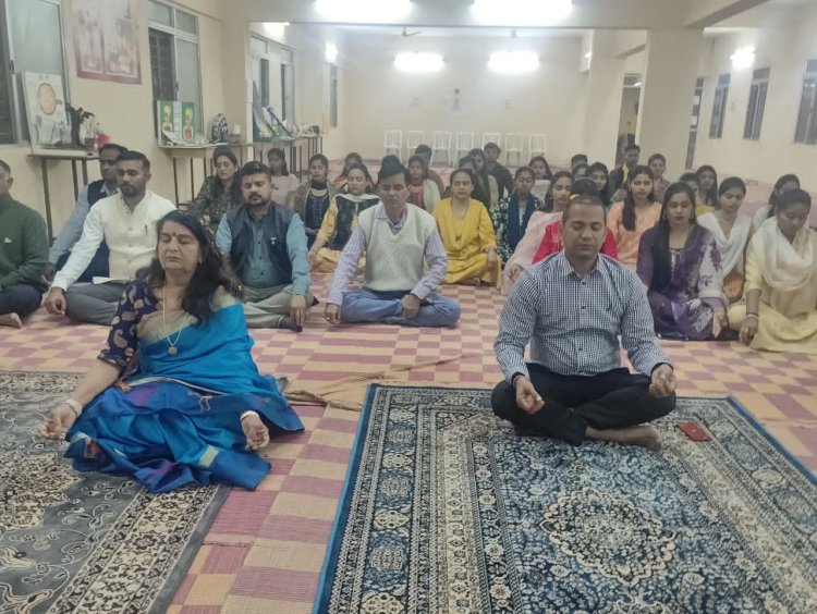 मकर संक्रांति पर इंदिरा कला संगीत विश्वविद्यालय में ध्यान संध्या, योग साधनाओं से साधकों को मिला आत्मिक अनुभव