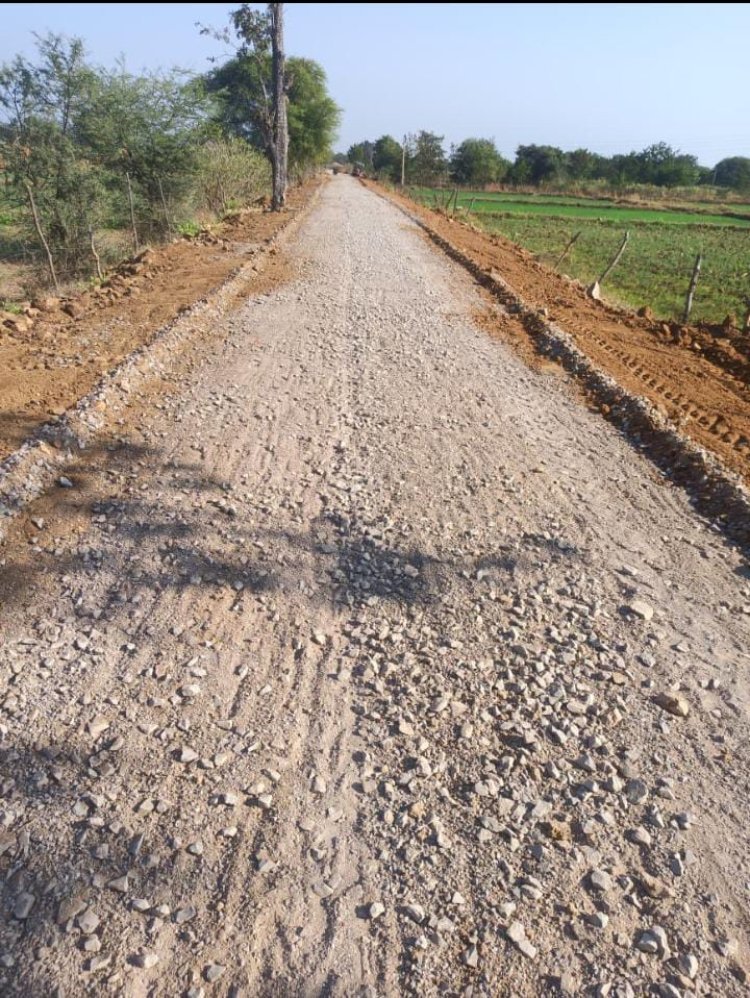 आठ माह में बननी थी सड़क, चार साल बाद भी अधूरी—ठेकेदार पर मेहरबान विभाग