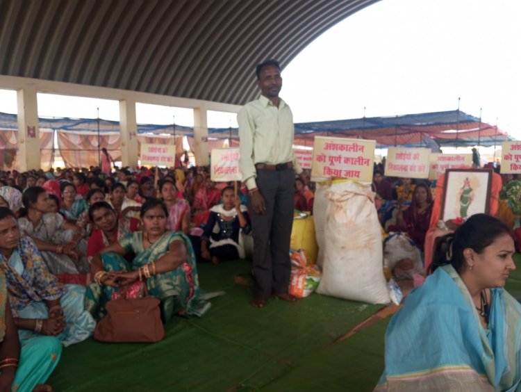 मध्यान्ह भोजन रसोईयों का आक्रोश: कलेक्टर दर मानदेय और स्थायित्व की मांग को लेकर नया रायपुर में धरना