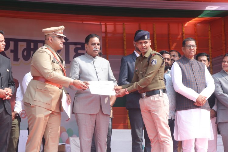 खैरागढ़ में गणतंत्र दिवस की धूम: विधायक राजेश मूणत ने उत्कृष्ट सेवा के लिए जिले के कर्मयोगियों को नवाजा