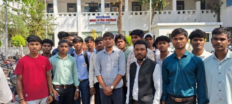खैरागढ़: कलेक्ट्रेट में गूंजी छात्रों की सिसकियां; पोस्ट मैट्रिक छात्रावास में बदहाली का आलम, साहब महीने में एक बार आते हैं
