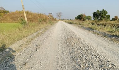 दो साल से अधूरा कोहलाटोला–गड़बंजा मार्ग, गिट्टी से भरी सड़क पर चलना मुश्किल; ग्रामीण परेशान