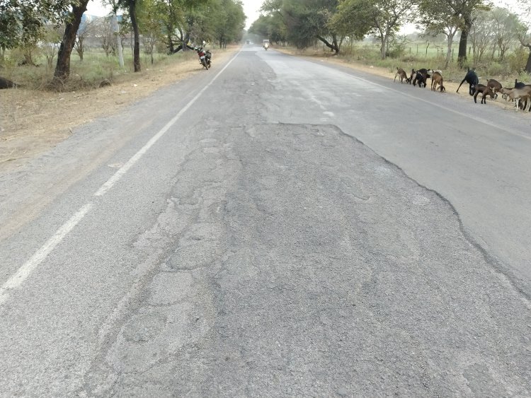 खैरागढ़ में 6.39 करोड़ की सड़क दो साल में ध्वस्त: गड्ढों में गायब विकास, पीडब्ल्यूडी पर मिलीभगत के आरोप