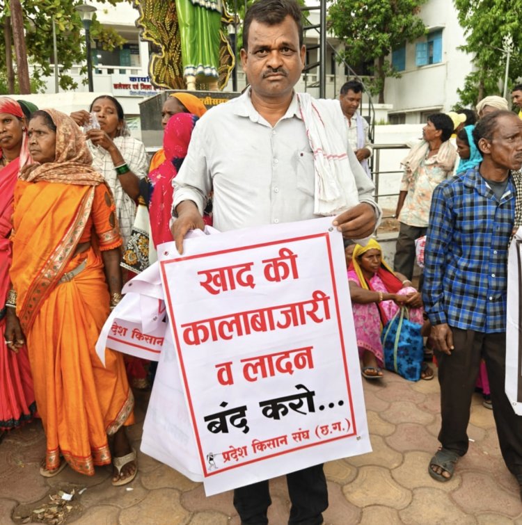 ग्राम सेवक बैठे रहे कृषि दुकान में, किसान लुटते रहे काउंटर पर