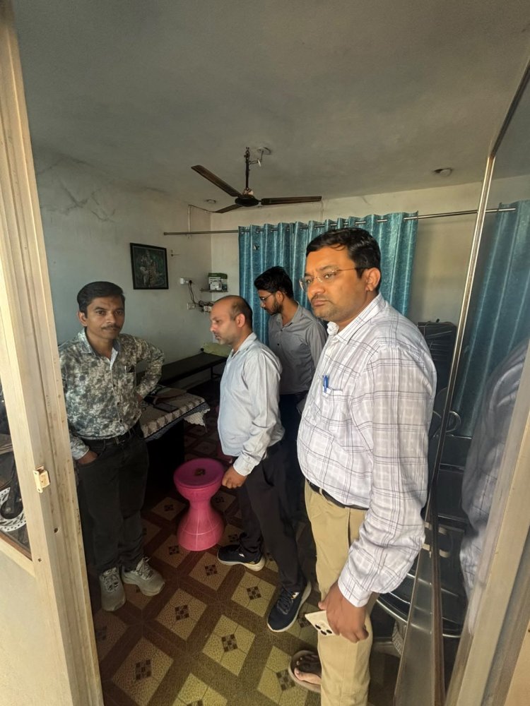 बाजार अतरिया में क्लिनिक और पैथोलॉजी लैब का औचक निरीक्षण