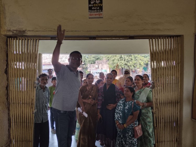 नगरवासी पहुंचे पालिका का घेराव करने, तब जागा प्रशासन! 12 दिन से प्यासे अटल आवास के रहवासी, हंगामे के बाद तत्काल जलापूर्ति का आश्वासन