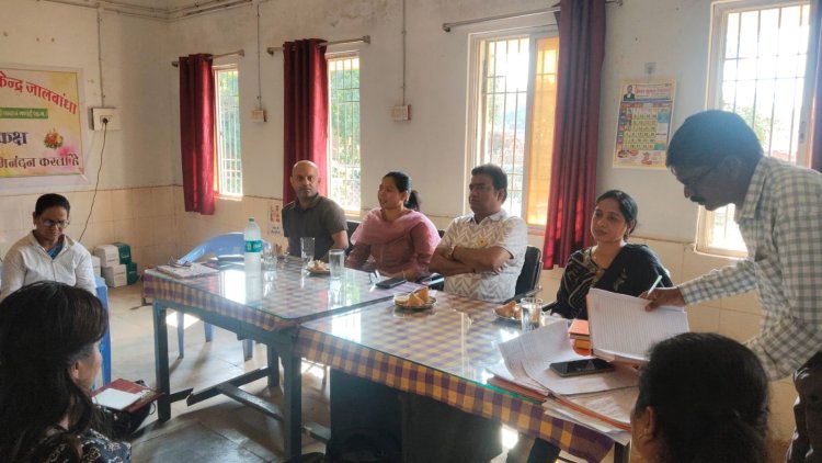 जालबांधा पीएचसी में स्वास्थ्य कार्यक्रमों की समीक्षा, गर्भवती महिलाओं के पंजीयन से टीबी-कुष्ठ रोग पहचान तक दिए निर्देश