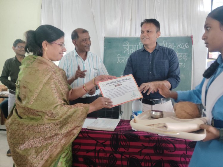 छात्रा त्रिवेणी वर्मा के मुख्य आतिथ्य में हुई परीक्षा परिणाम समीक्षा बैठक, कलेक्टर बोले- शिक्षक शत-प्रतिशत प्रयास करें