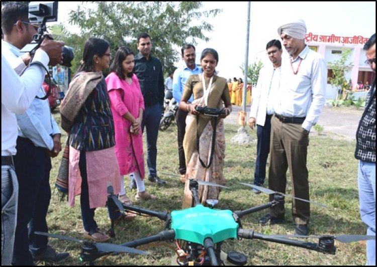 नमो ड्रोन दीदी बनकर सावित्री साहू ने बदली अपनी तकदीर, 40 गांवों में 2,100 एकड़ फसल पर किया छिड़काव