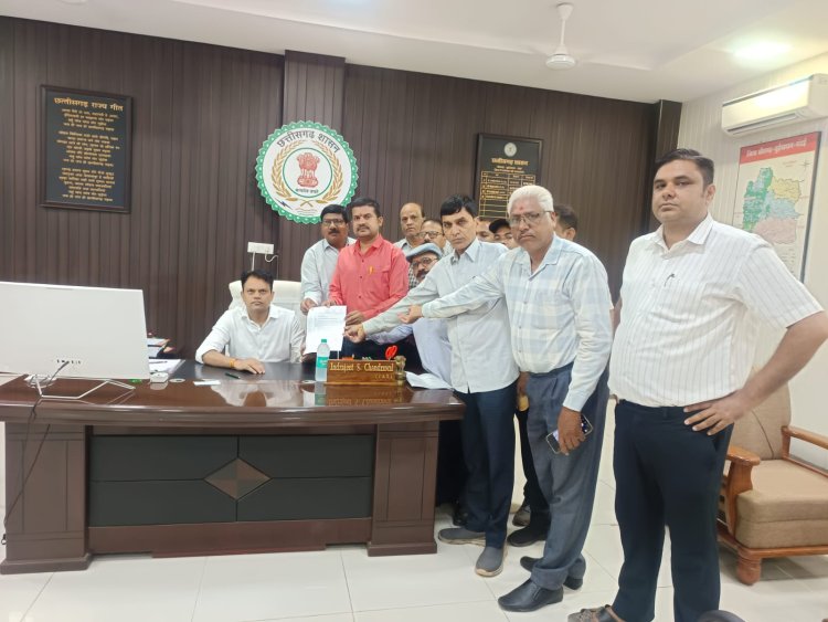 शिक्षकों को सार्वजनिक रूप से अपमानित करने का आरोप, जिला शिक्षा अधिकारी उपेंद्र देवांगन के खिलाफ फेडरेशन ने खोला मोर्चा