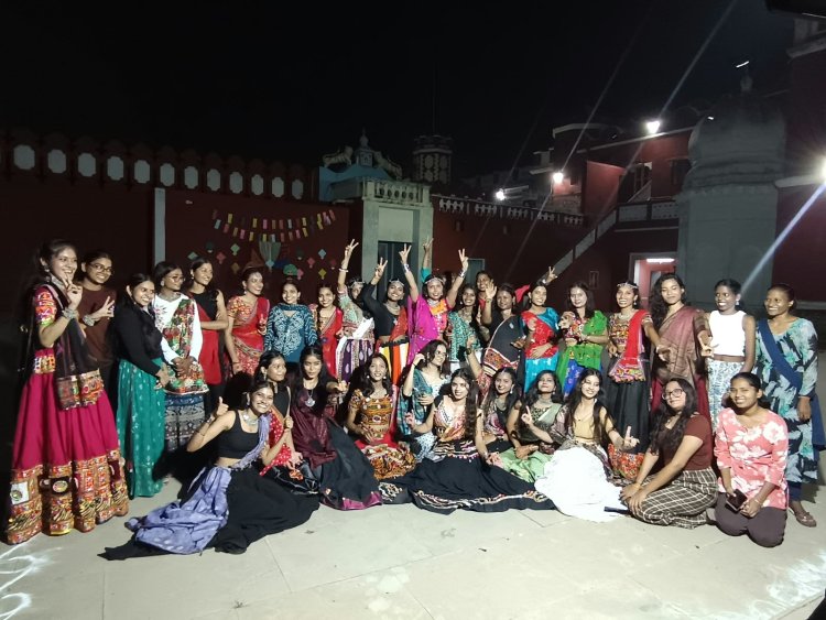 गर्ल्स हॉस्टल में गरबा की धूम, छात्राओं ने रंगोली और सजावट से सजाया परिसर